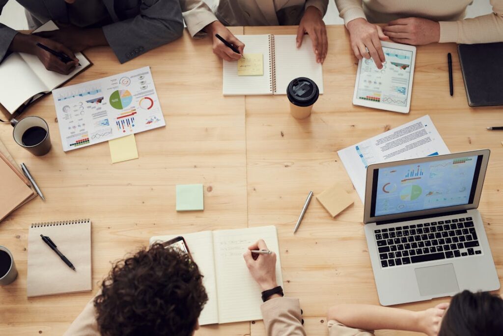 Equipe analisando dados e critérios em reunião de consultoria B2B