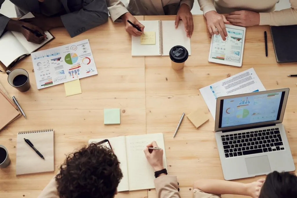 Equipe analisando dados e critérios em reunião de consultoria B2B