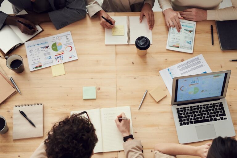 Equipe analisando dados e critérios em reunião de consultoria B2B