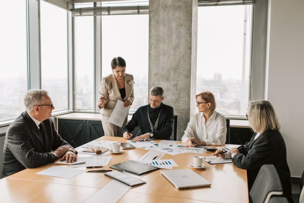 Executivos em reunião analisando processo de vendas SaaS B2B