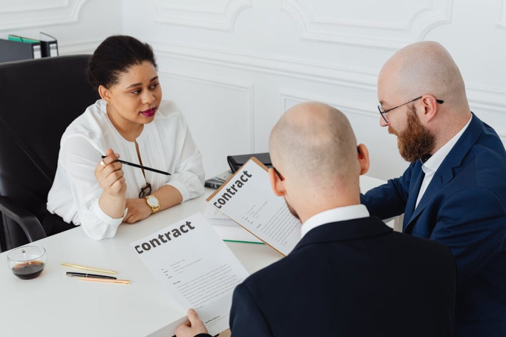 Profissionais de negócios discutindo contrato em reunião corporativa