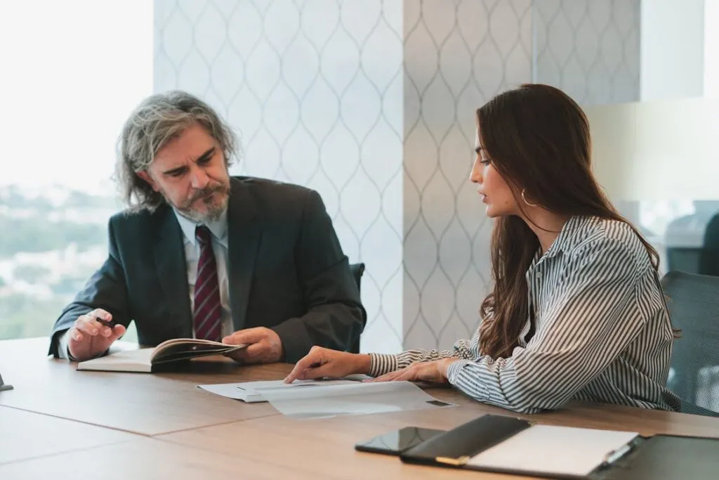 Consultor senior orientando vendedor em sessao 1 a 1 de coaching