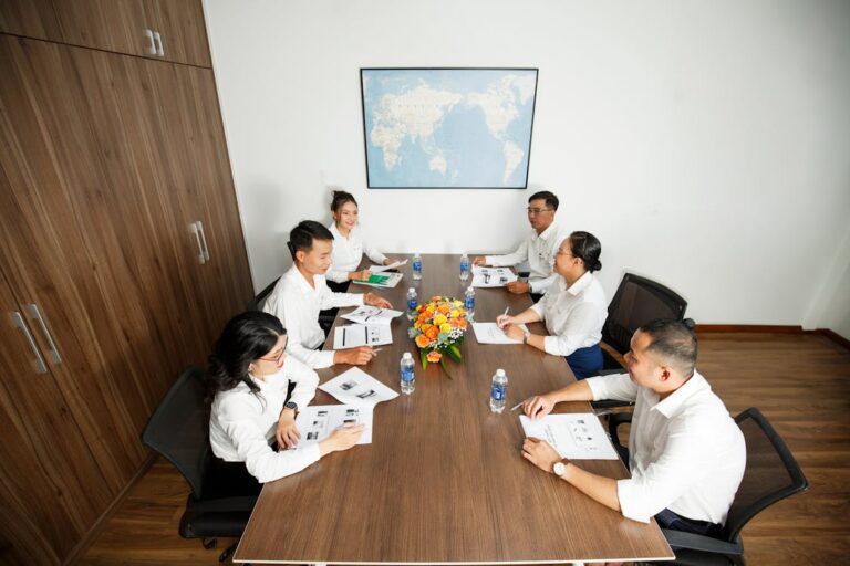 Equipe corporativa em reuniao de planejamento de eventos B2B