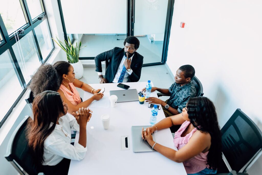 Reunião comercial em escritório moderno B2B