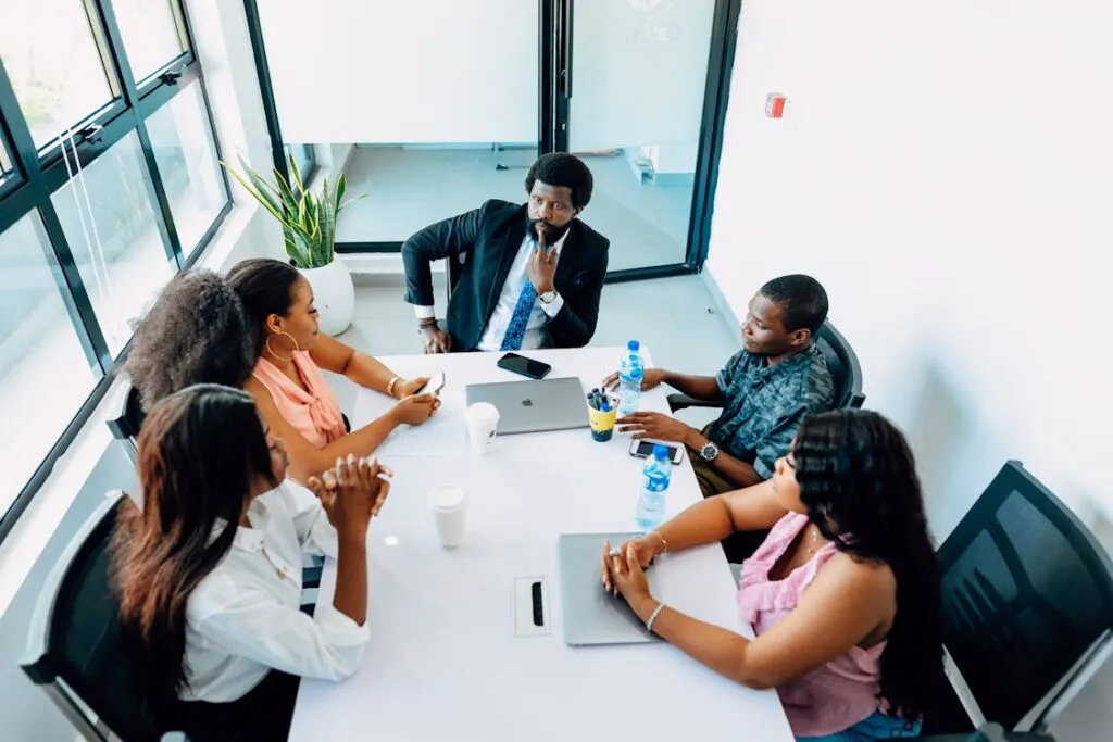 Reunião comercial em escritório moderno B2B