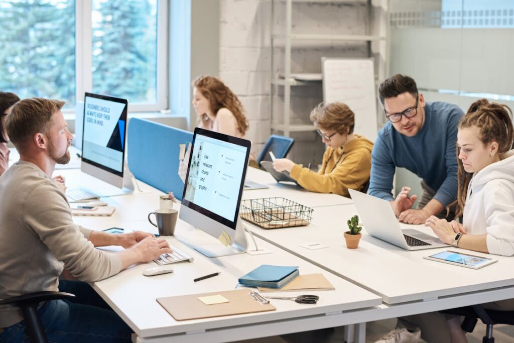 Equipe comercial executando estrategias de vendas digitais B2B em ambiente moderno