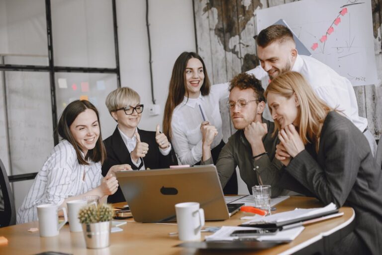 Equipe colaborando na criacao de conteudo comercial em ambiente positivo