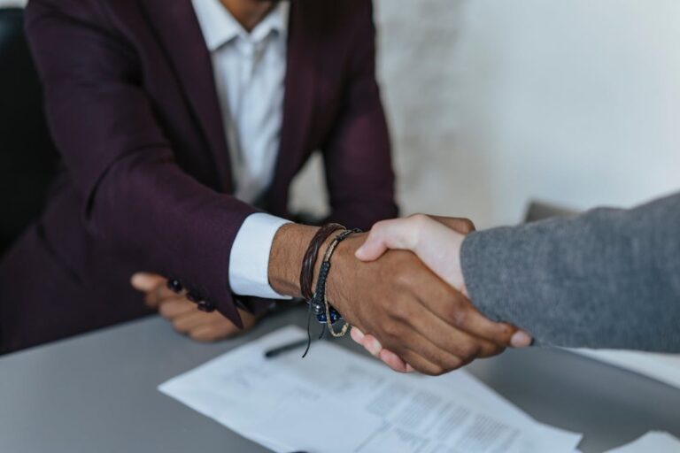 Executivo Account Executive em momento de fechamento de contrato B2B