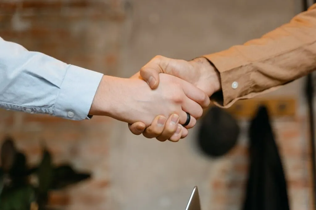 Profissionais B2B em momento de conversao de leads inbound