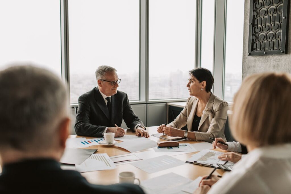 Reunião de executivos sêniores em sala corporativa enterprise