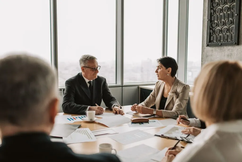 Reunião de executivos sêniores em sala corporativa enterprise