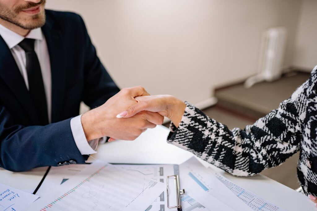Executivo B2B em momento de fechamento e parceria comercial