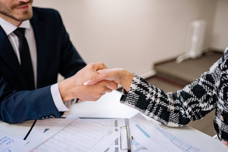Executivo B2B em momento de fechamento e parceria comercial