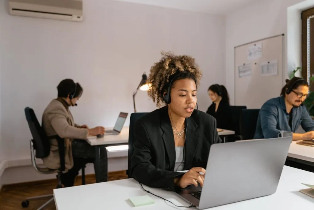 Vendedora B2B executando tecnicas de fechamento em laptop