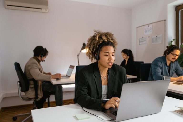 Vendedora B2B executando tecnicas de fechamento em laptop