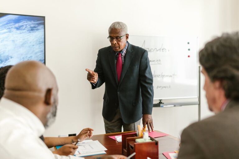 Líder sênior conversando com equipe em reunião comercial