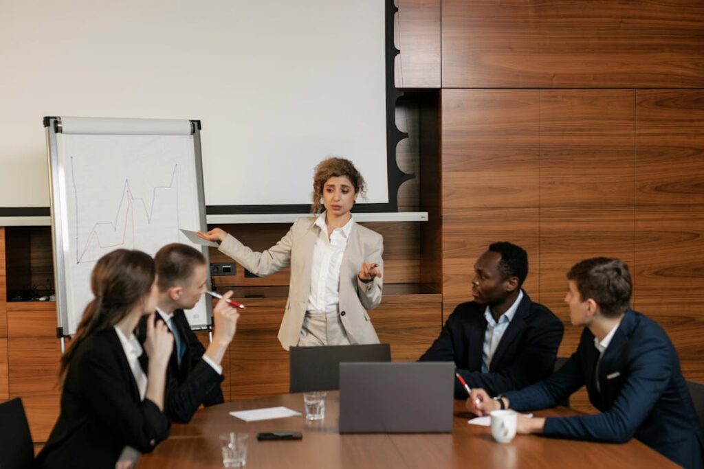 Executiva apresentando grafico de funil de qualificacao em reuniao