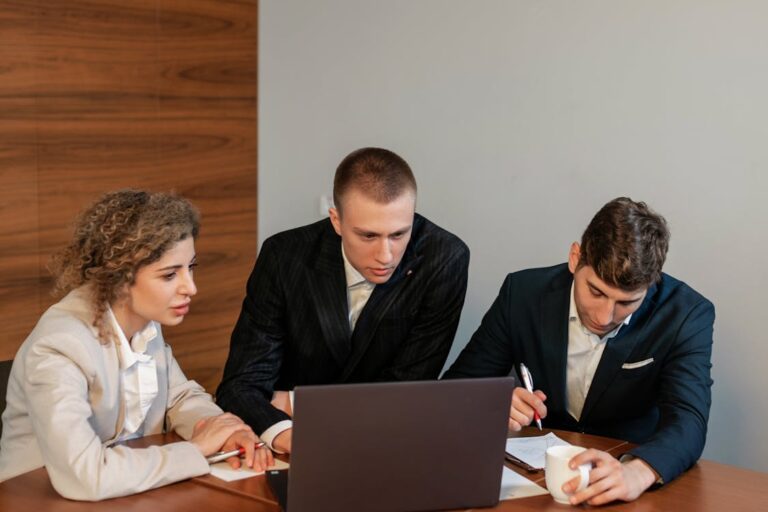 Colegas analisando dashboard de maturidade comercial