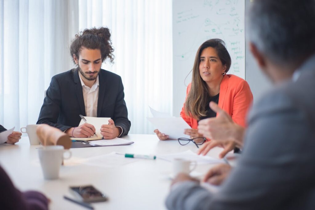 Reuniao de equipe comercial discutindo previsibilidade de pipeline