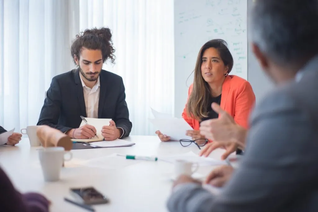 Reuniao de equipe comercial discutindo previsibilidade de pipeline