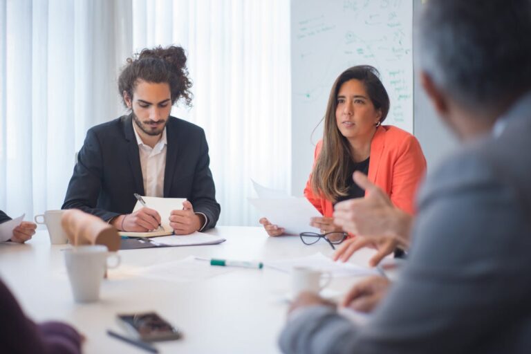 Reuniao de equipe comercial discutindo previsibilidade de pipeline