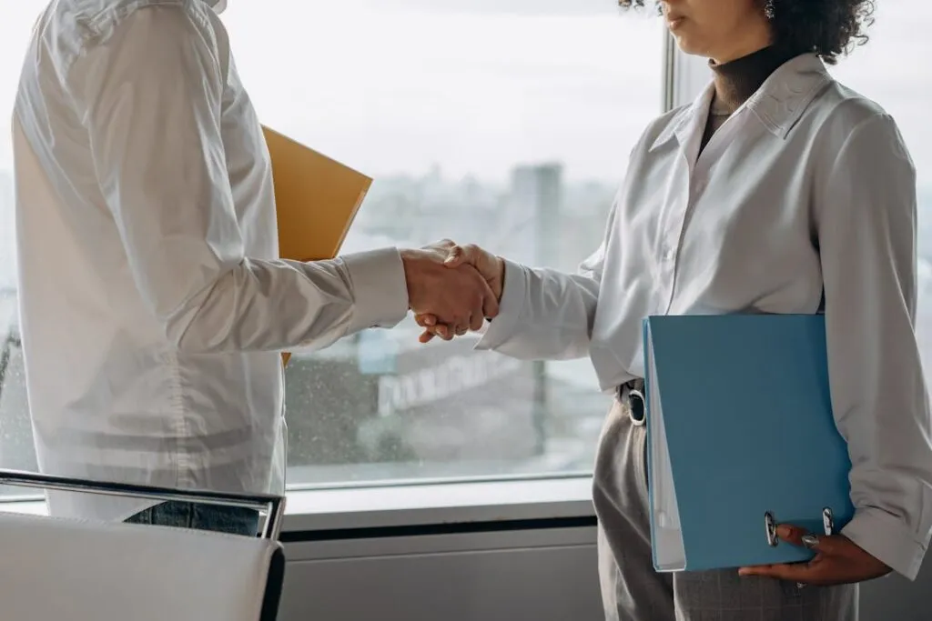 Executivos em cumprimento formal em ambiente corporativo enterprise
