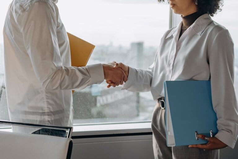 Executivos em cumprimento formal em ambiente corporativo enterprise
