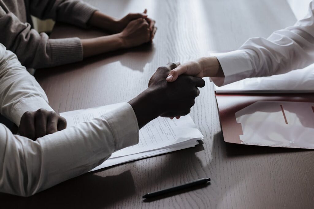 Tres executivos em negociacao complexa B2B com documentos