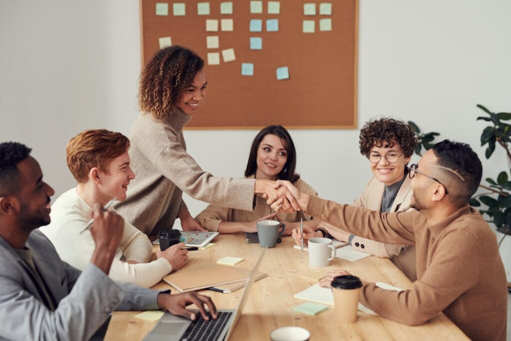 Equipe de vendas discutindo estratégias consultivas em reunião de negócios B2B