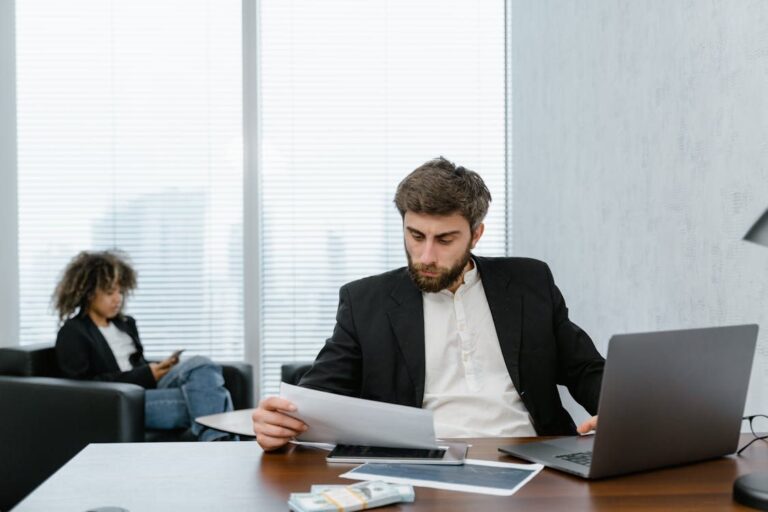 Executivo analisando relatório financeiro em escritório antes de contratar consultoria de vendas