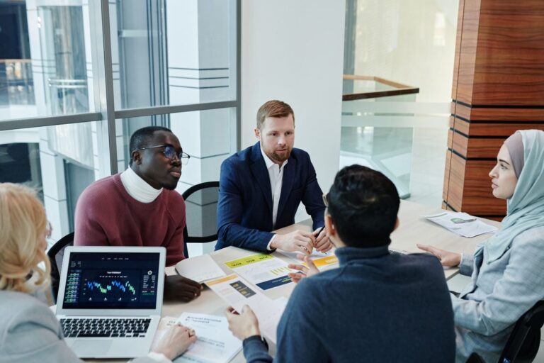 Comite multi-stakeholder em reuniao de vendas complexas analisando dados
