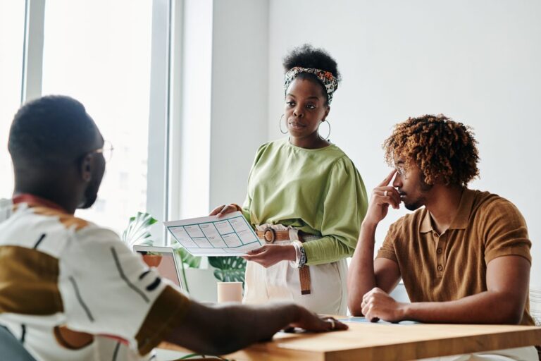 Profissional apresentando relatório de dados para equipe diversa em reunião de negócios