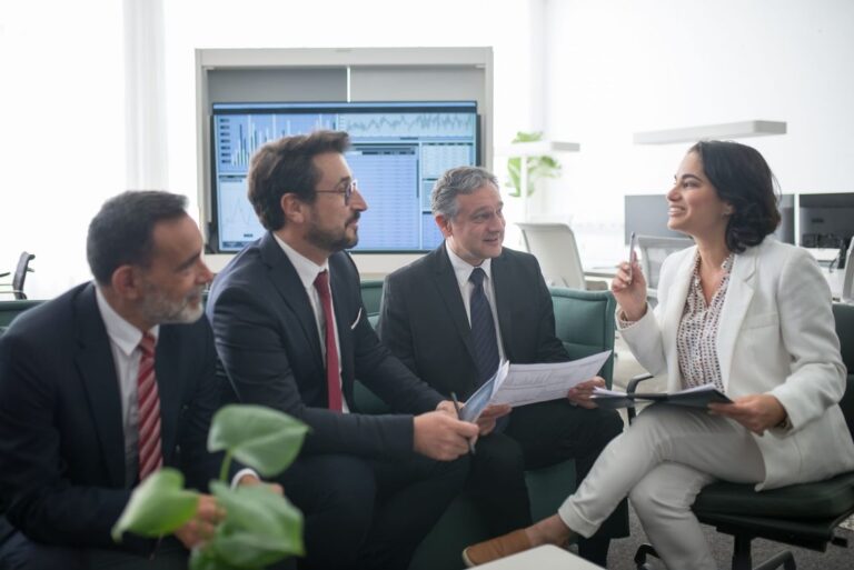 Executivos comerciais conversando em reunião no escritório