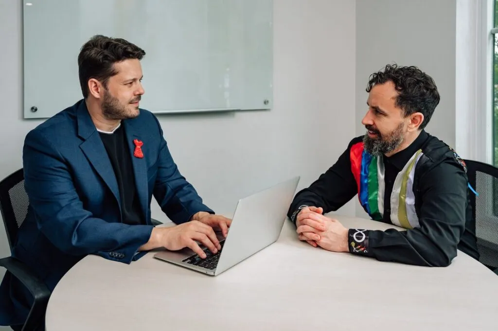Gestor comercial em conversa individual com um vendedor