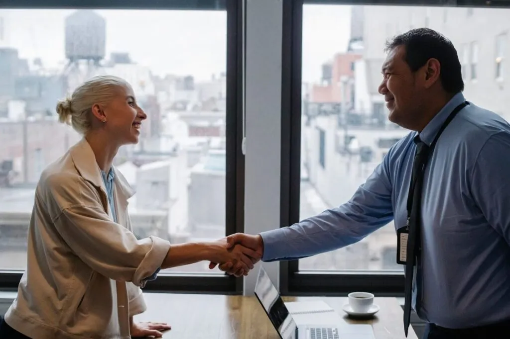 Representantes de duas empresas apertando as mãos no escritório