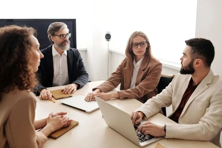 Reunião com várias pessoas em volta da mesa do cliente